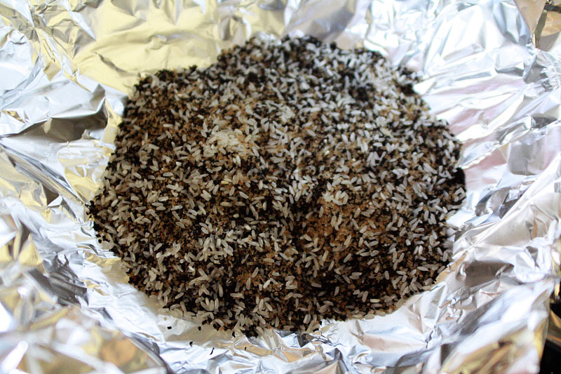 mistura para fumar chá: arroz de grãos longos, açúcar demerara e chá de folhas soltas