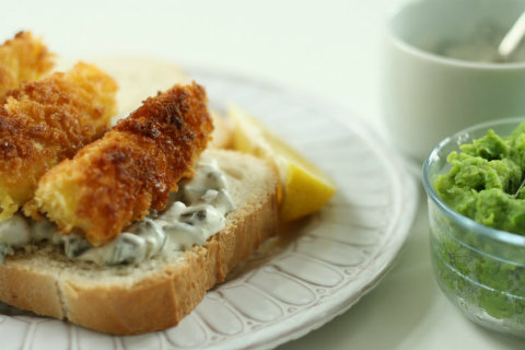 Fish finger sandwich with tartare sauce and minted mushy peas - Discover Seafood