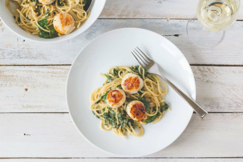 Seared scallops with lemon-spinach pasta - Discover Seafood