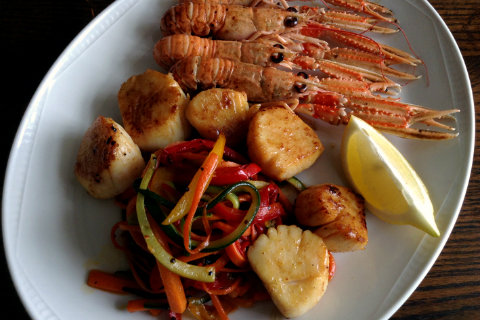 Shetland scallops and langoustines with stir-fried vegetables - Discover Seafood